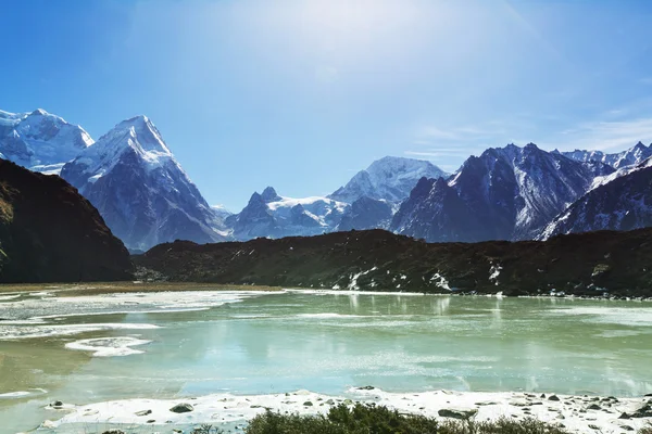 Schilderachtig uitzicht op de bergen in Kanchenjunga — Stockfoto