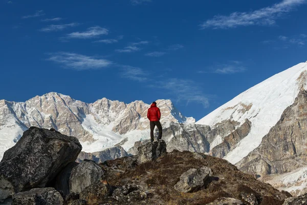 Hiker in Himalayas mountains — Stock Photo, Image