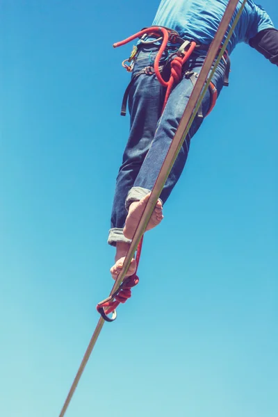 Slackline je praxe v rovnováze — Stock fotografie