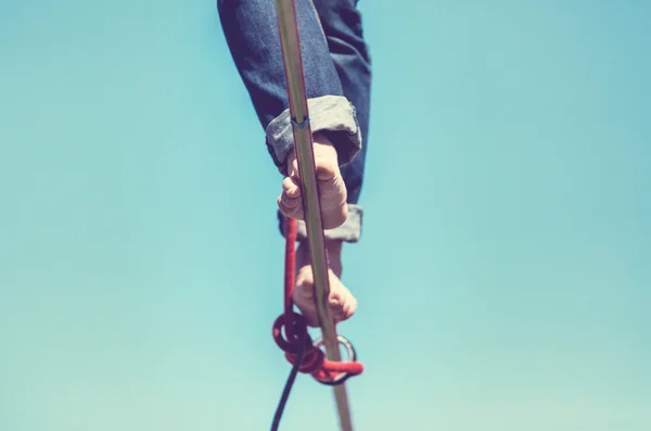 Slacklining jest praktyką w równowadze — Zdjęcie stockowe