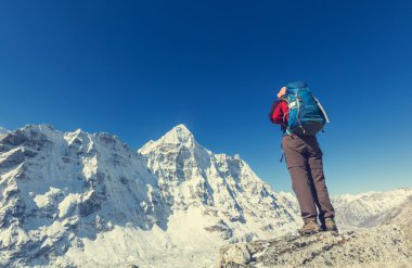 Himalaya Dağları'nda uzun yürüyüşe çıkan kimse