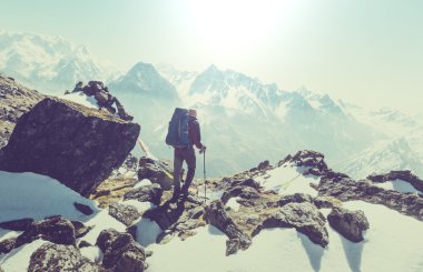 Himalaya Dağları'nda uzun yürüyüşe çıkan kimse