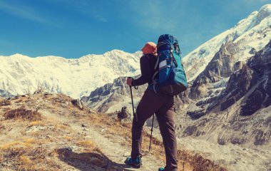 Himalaya Dağları'nda uzun yürüyüşe çıkan kimse
