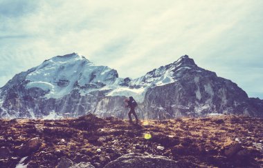 Himalaya Dağları'nda uzun yürüyüşe çıkan kimse