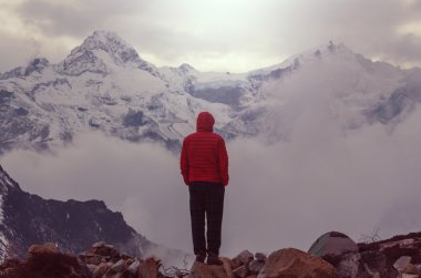 Himalaya Dağları'nda uzun yürüyüşe çıkan kimse