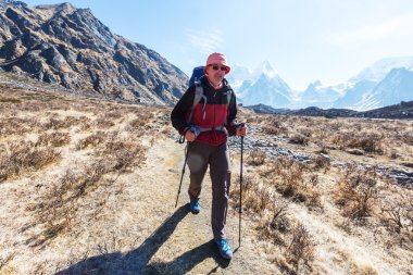 Himalaya Dağları'nda uzun yürüyüşe çıkan kimse