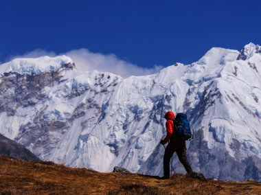 Himalaya Dağları'nda uzun yürüyüşe çıkan kimse