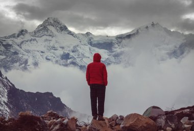 Himalaya Dağları'nda uzun yürüyüşe çıkan kimse
