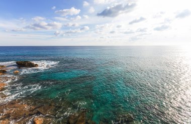 Kıbrıs'ta deniz kıyısında
