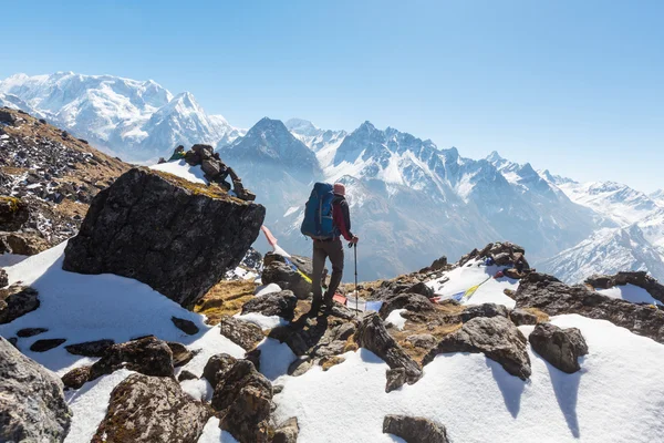 Hiker in Himalayas mountains — Stock Photo, Image