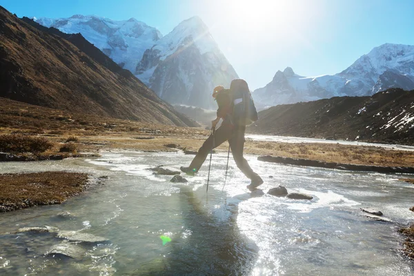 喜马拉雅山的徒步旅行者 — 图库照片