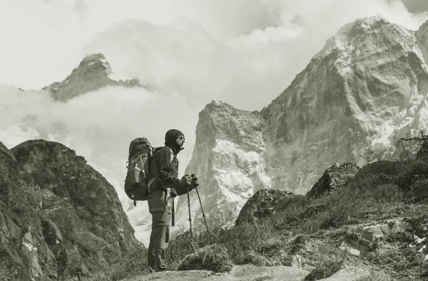 Πεζοπόρος στα Ιμαλάια Όρη — Φωτογραφία Αρχείου