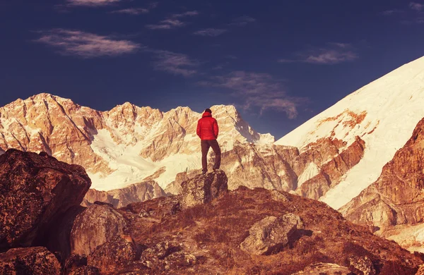 Senderista en las montañas del Himalaya —  Fotos de Stock