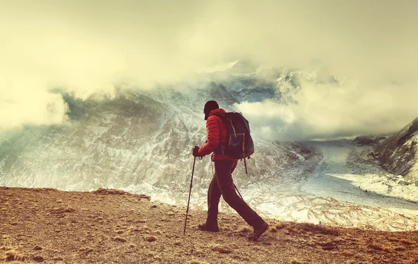 Hiker in Himalayas mountains — Stock Photo, Image