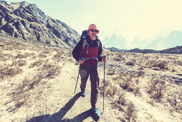 Senderista en las montañas del Himalaya — Foto de Stock