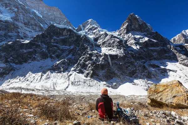 Hiker in Himalayas mountains — Stock Photo, Image