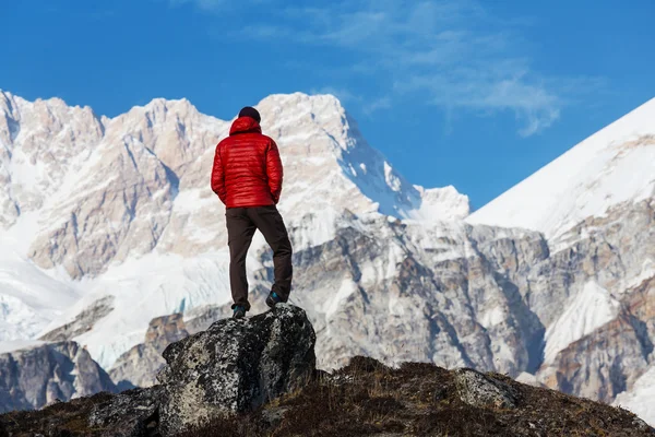 Senderista en las montañas del Himalaya — Foto de Stock