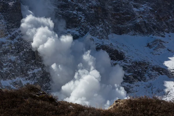 Avalanche nas montanhas do Himalaia — Fotografia de Stock