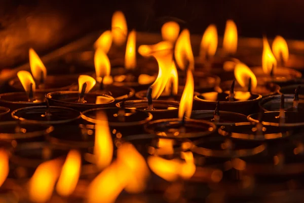 Brandende kaarsen op tempel — Stockfoto