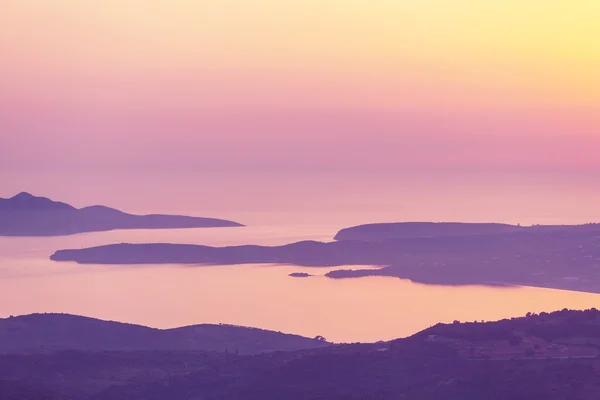 Puesta de sol en la costa griega — Foto de Stock