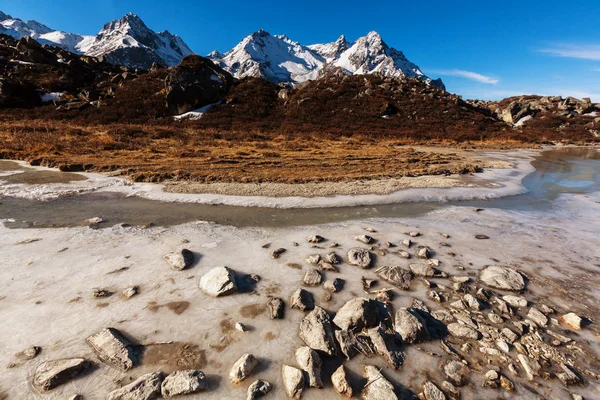 Schilderachtige bergen in Kanchenjunga regio — Stockfoto