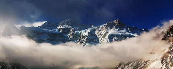 Montañas escénicas en la región de Kanchenjunga — Foto de Stock