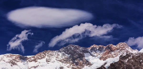 Schilderachtige bergen in Kanchenjunga regio — Stockfoto