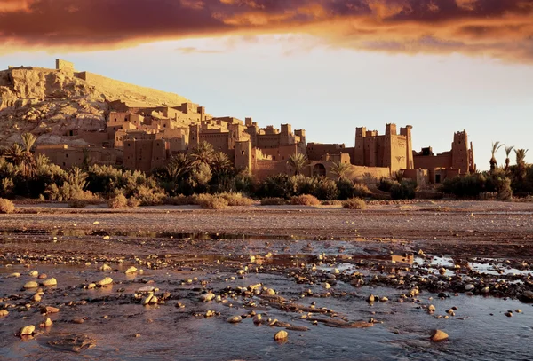 Obec v údolí v Maroku — Stock fotografie