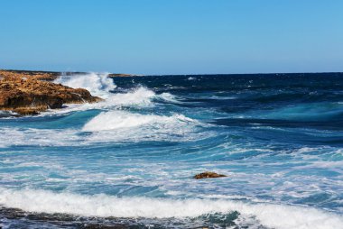 Kıbrıs'ta deniz kıyısında
