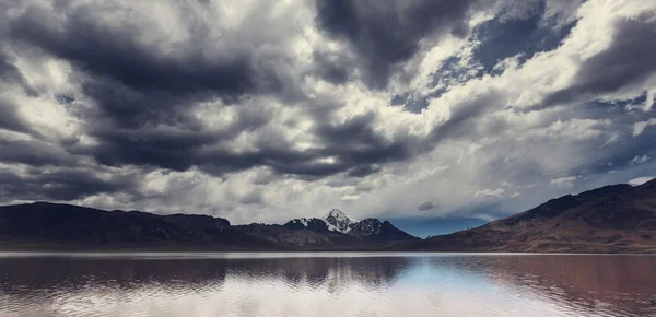 Alte montagne innevate in Bolivia — Foto Stock