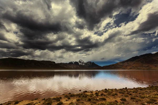 Hoge besneeuwde bergen in Bolivia — Stockfoto
