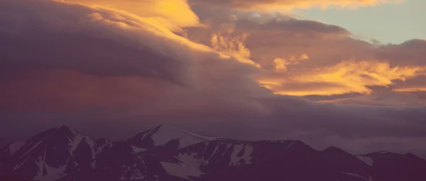 Puesta de sol escénica en las montañas —  Fotos de Stock