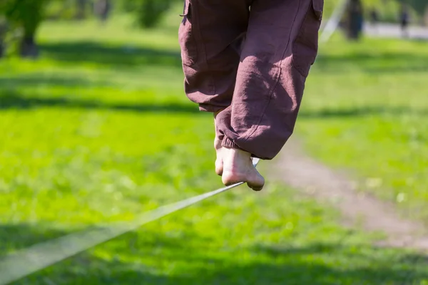 Slacklining jest praktyką w równowadze — Zdjęcie stockowe