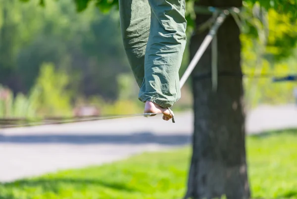 Slacklining ist eine Übung im Gleichgewicht — Stockfoto