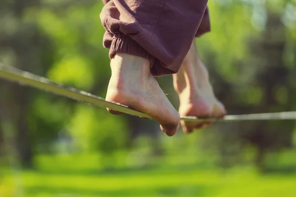 Slacklining is a practice in balance — Stock Photo, Image