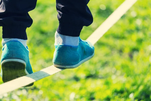 Slacklining is a practice in balance — Stock Photo, Image