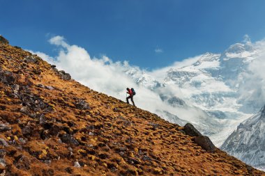 Uzun yürüyüşe çıkan kimse Himalaya dağ.