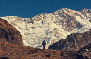 Uzun yürüyüşe çıkan kimse Himalaya dağ.