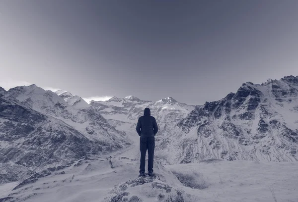 Escursionista in Himalaya montagna . — Foto Stock