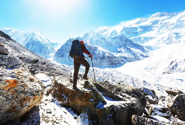 Randonneur dans la montagne Himalaya . — Photo