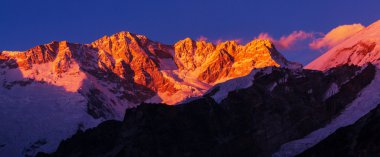 Kanchenjunga bölgesindeki dağlar