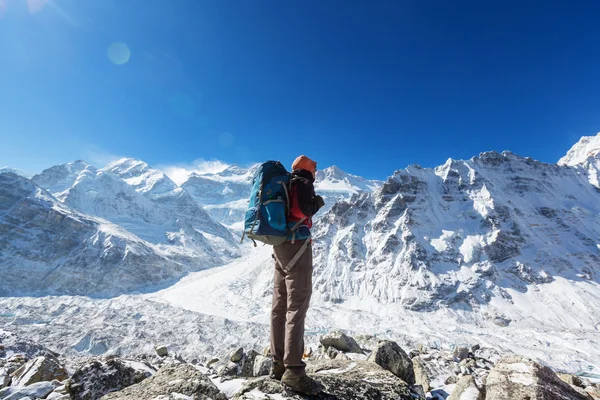 Climber in Himalayan mountains — Stock Photo, Image