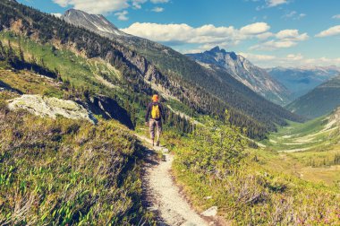 Dağlarda yürüyüş adam 