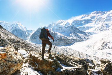 Himalaya Dağları'nda uzun yürüyüşe çıkan kimse