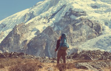 Himalaya Dağları'nda uzun yürüyüşe çıkan kimse