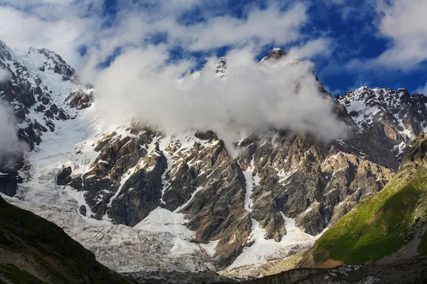 Paesaggio delle montagne del Caucaso — Foto Stock