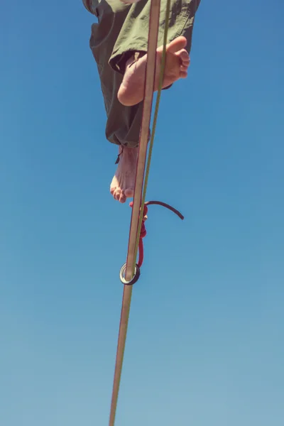 Slacklining, Gleichgewichtsübungen — Stockfoto