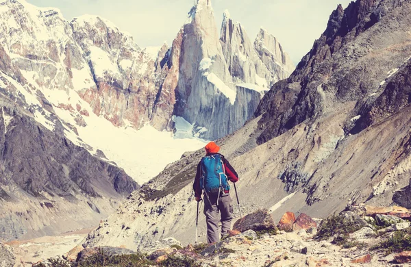 Hiker in Patagonian mountains — Stock Photo, Image