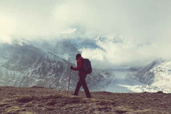 喜马拉雅山的徒步旅行者 — 图库照片