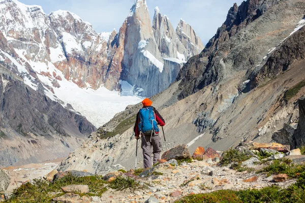 Senderista en las montañas patagónicas — Foto de Stock